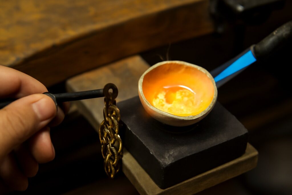 Où faire fondre ses bijoux en or ?
